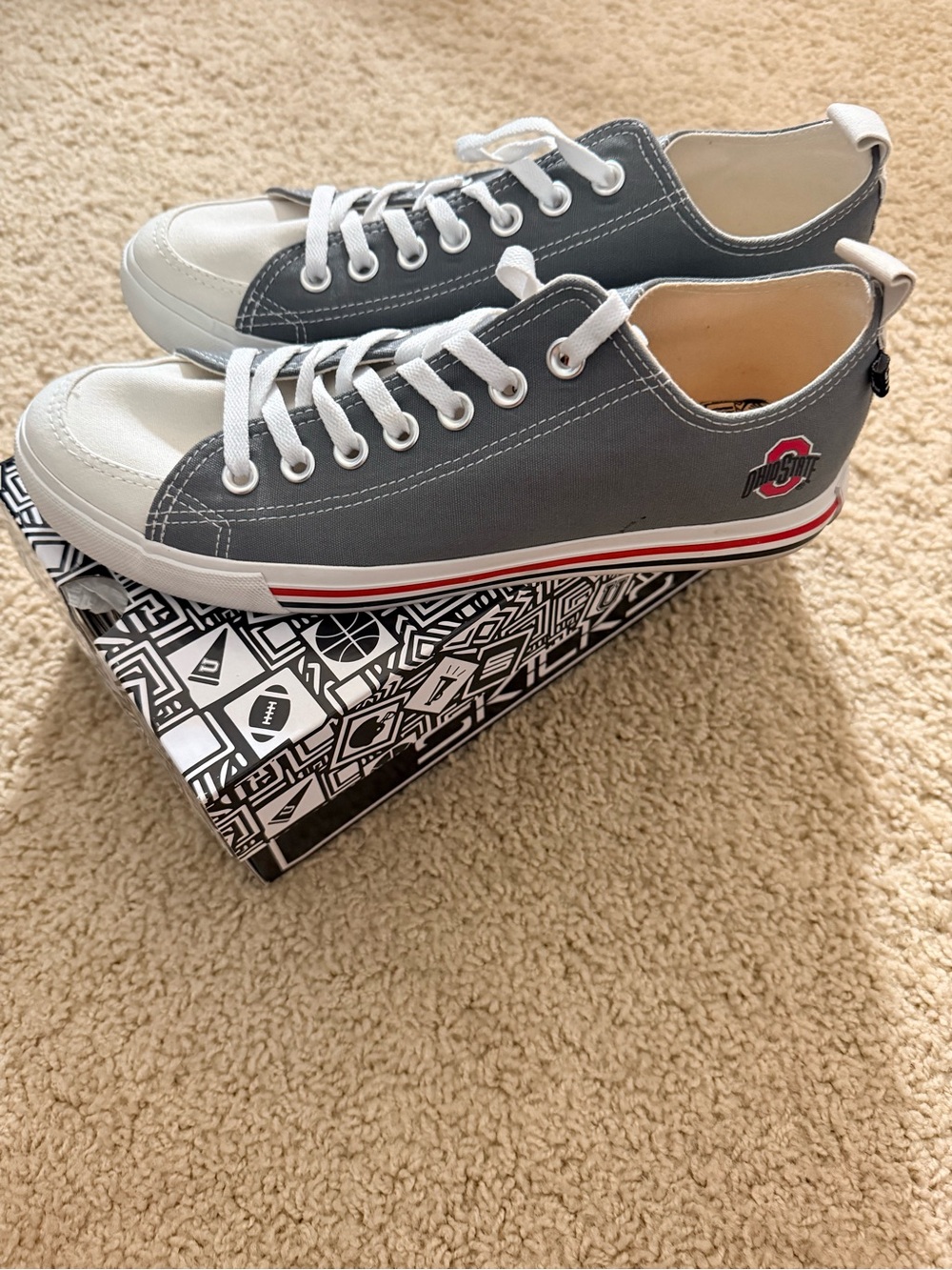Ohio State Unisex Women's Low-Top Canvas Sneaker in Cream and Black. Size W11.